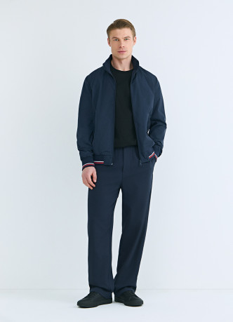 Бомбер с контрастными деталями