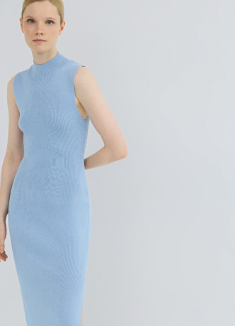 Вязаное платье в рубчик с воротником-стойкой