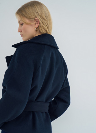 Короткое пальто на поясе