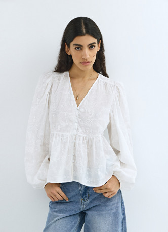 Блузка с воланами и вышивкой