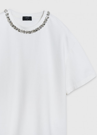 Футболка с декором у выреза