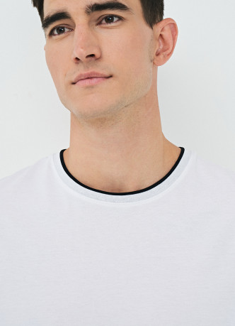 Базовая футболка с контрастной отделкой