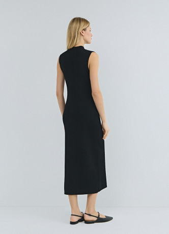 Вязаное платье в рубчик с горловиной-стойкой