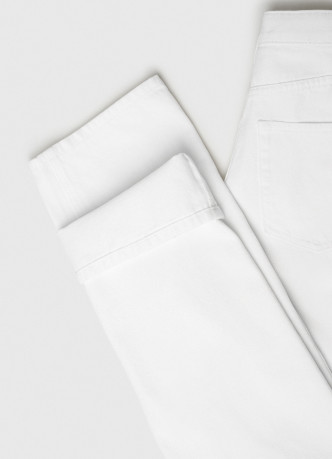 Прямые джинсы с разрезами на коленях