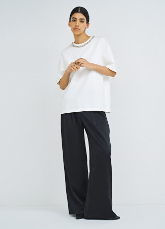 Футболка с декором у выреза