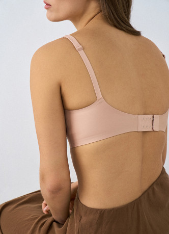 Бесшовный бюстгальтер с формованными чашками