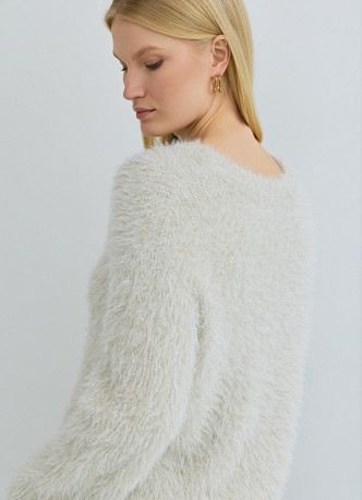 Пушистый блестящий джемпер