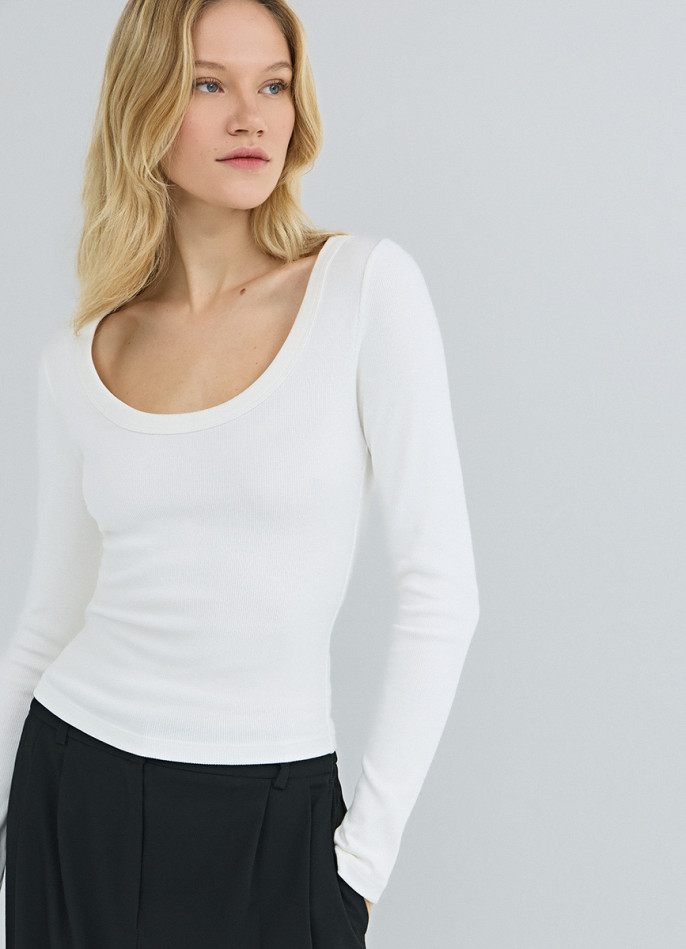 Приталенный лонгслив в рубчик