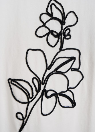 Футболка с цветочным декором