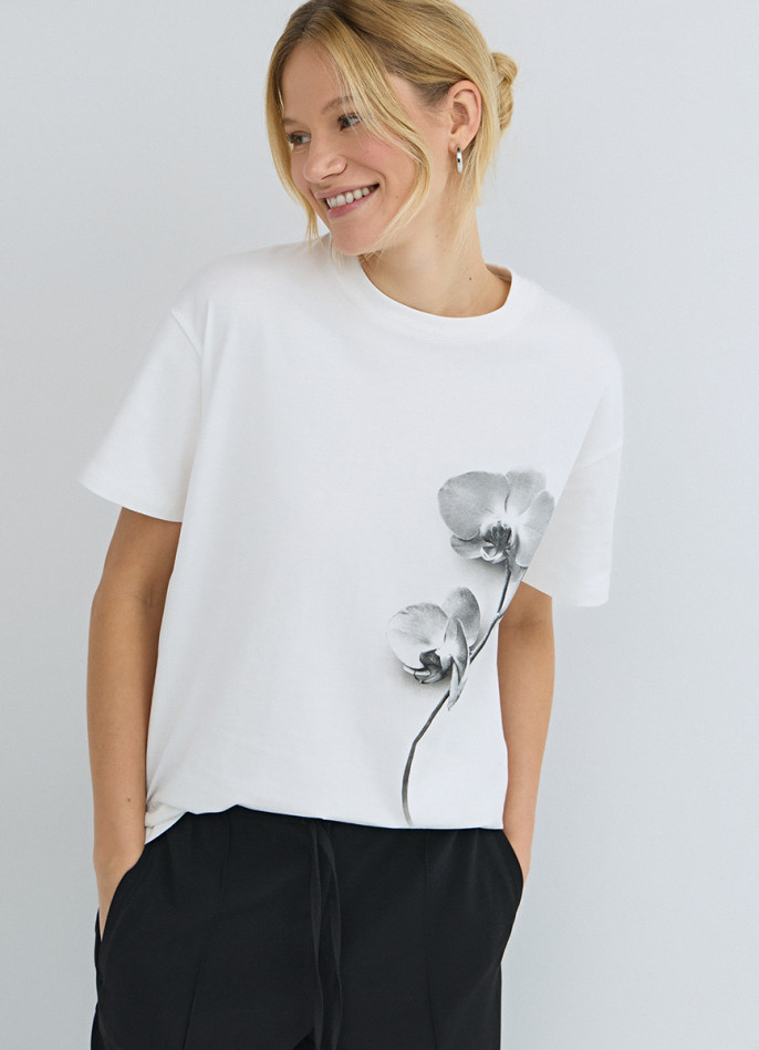Футболка с цветочным принтом