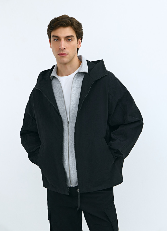 Ветровка с капюшоном