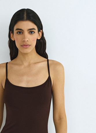 Приталенное платье на тонких бретелях