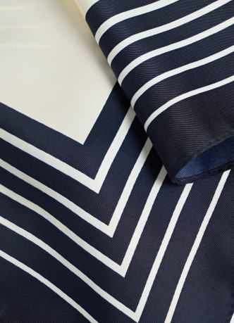 Платок с контрастным контуром