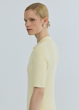 Платье в рубчик с воротником поло