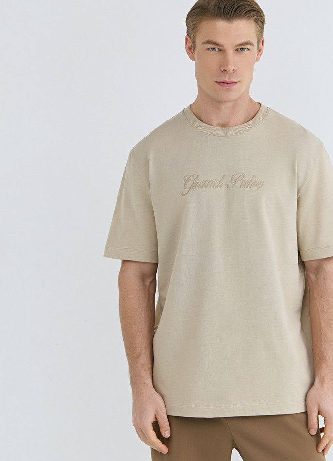 Футболка с текстовой вышивкой