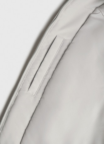 Утеплённый бомбер с отложным воротником