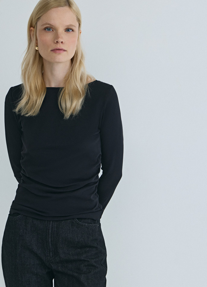 Лонгслив с вырезом лодочкой