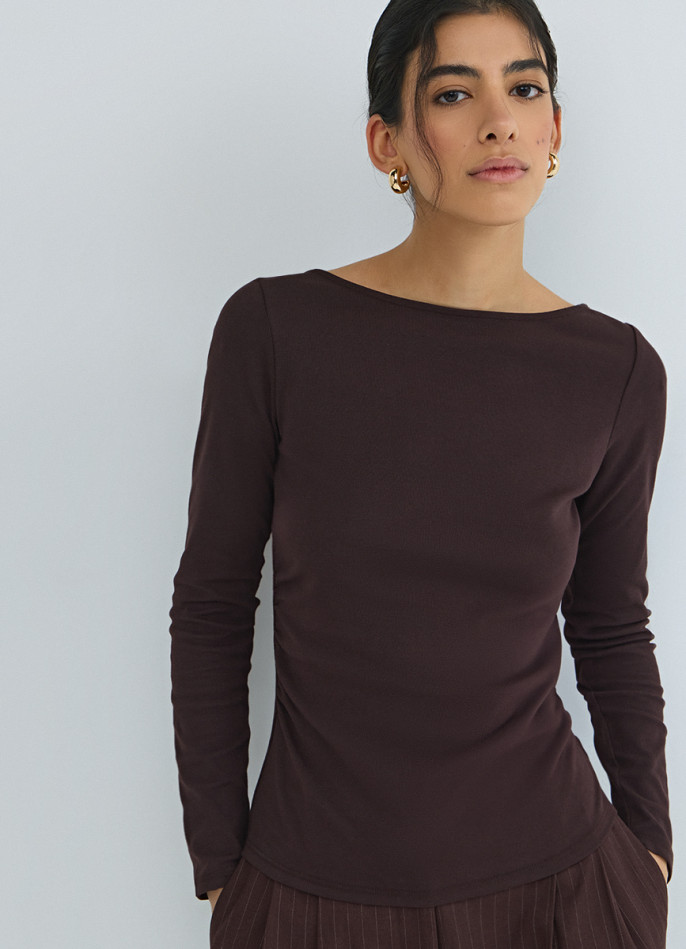 Лонгслив с вырезом лодочкой