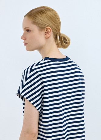 Футболка в полоску со спущенным плечом