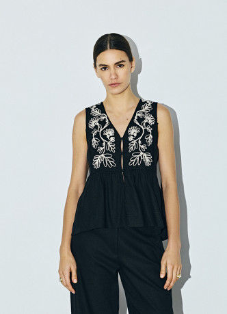 Топ с вышивкой и баской