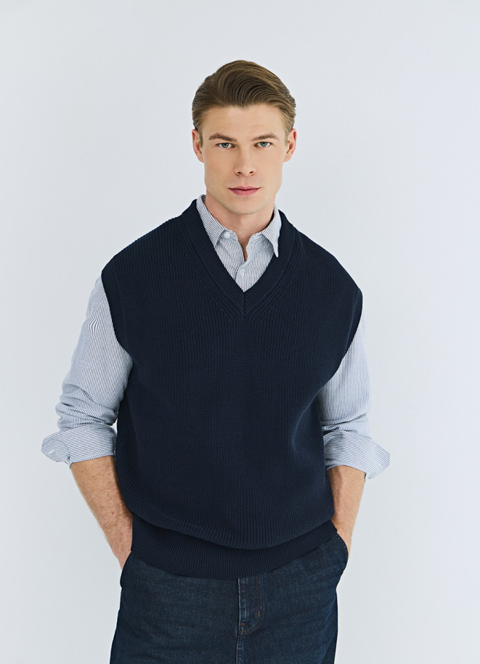 Вязаный жилет