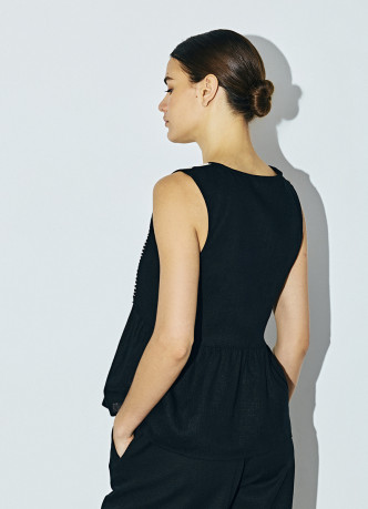 Топ с вышивкой и баской