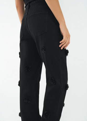 Джинсы с декором в виде цветов