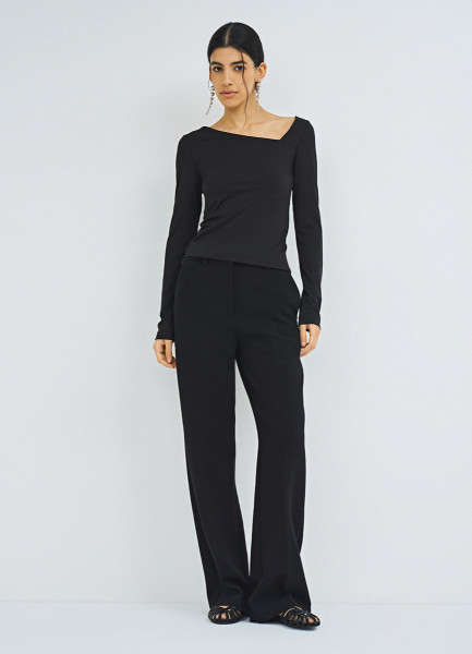 Лонгслив с асимметричным вырезом Черный 2599₽