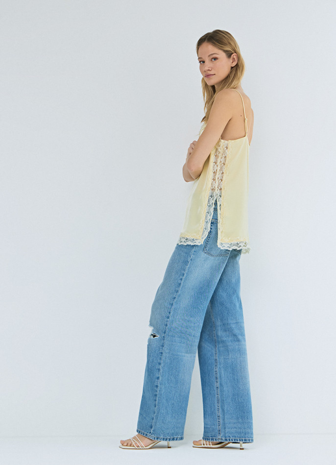 Широкие джинсы с разрезами на коленях