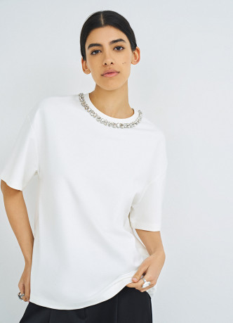 Футболка с декором у выреза