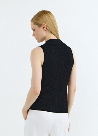 Трикотажный жилет в рубчик с воротником