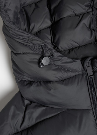 Лёгкая утеплённая куртка с капюшоном