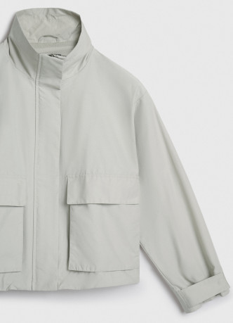 Лёгкая куртка с воротником-стойкой