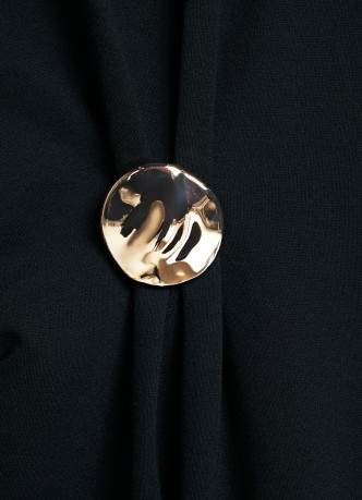 Футболка с брошью