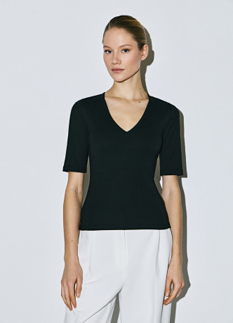 Футболка в рубчик с V-образной горловиной