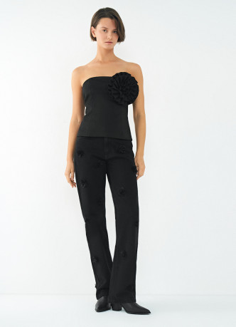 Джинсы с декором в виде цветов