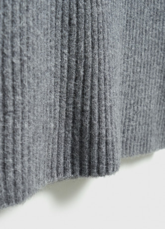 Вязаное платье с открытыми плечами