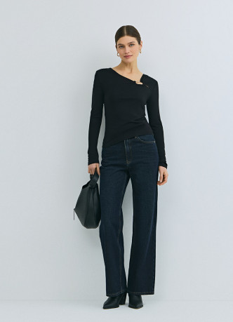 Лонгслив с асимметричным вырезом