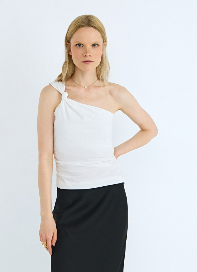 Топ на одно плечо с узлом