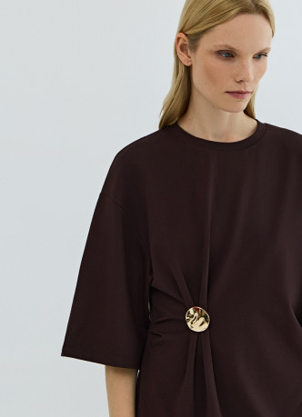 Футболка с брошью