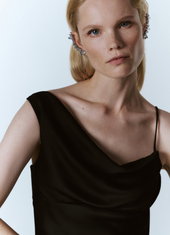 Платье миди с асимметричным вырезом