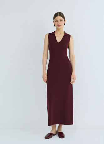 Вязаное платье с воротником-поло