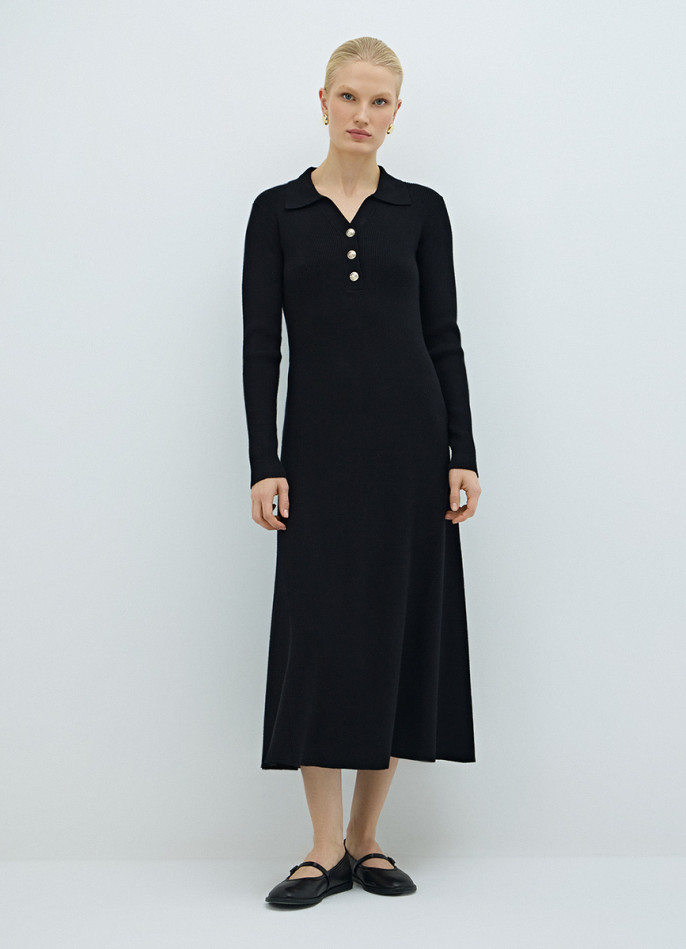 Вязаное платье миди с воротником-поло