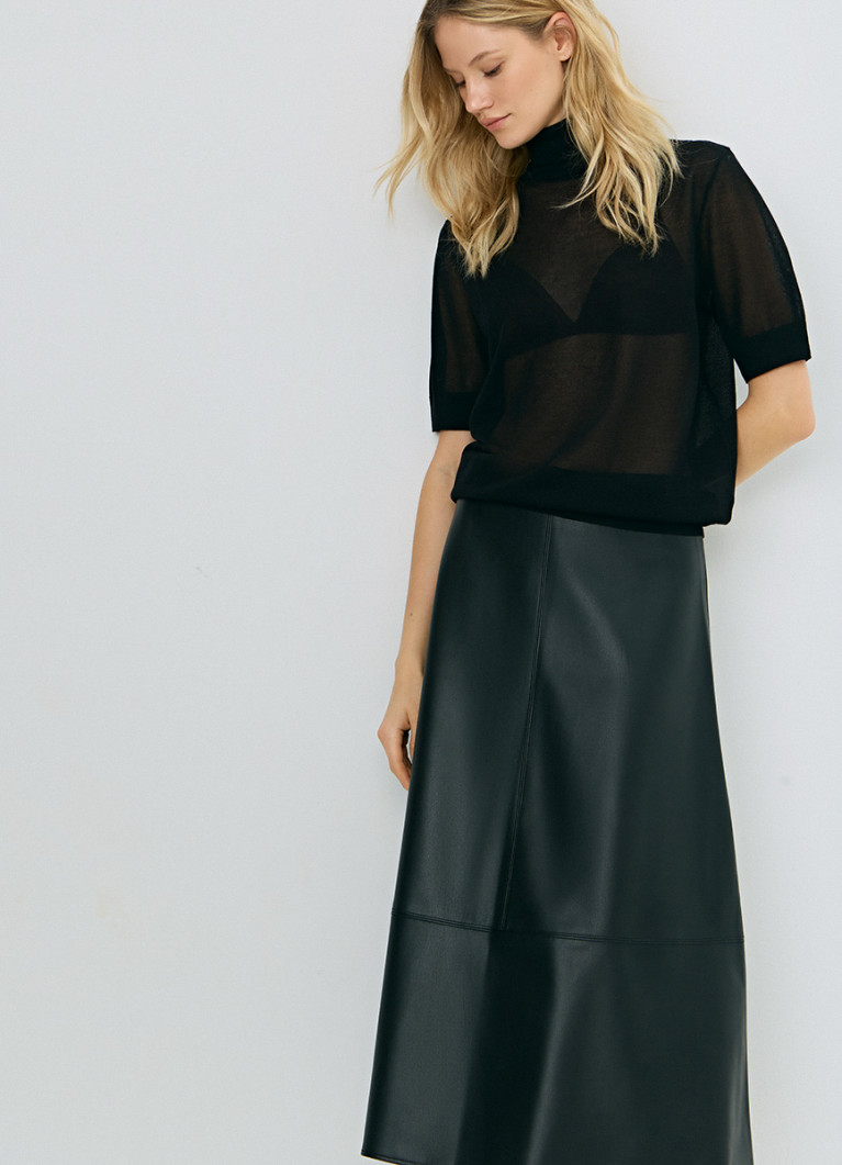 Ayol külot va sutyenini echib oladi.