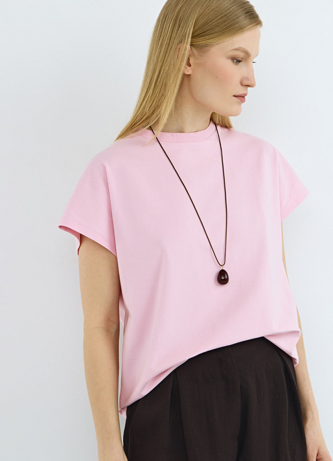 Футболка со спущенным плечом