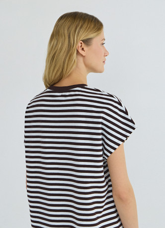 Футболка в полоску со спущенным плечом