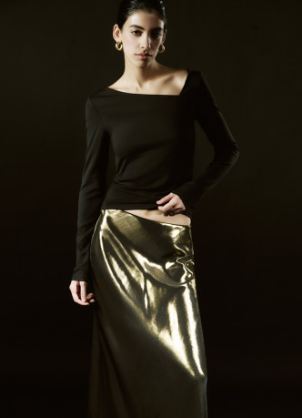 Лонгслив с асимметричным вырезом