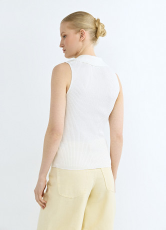 Трикотажный жилет в рубчик с воротником