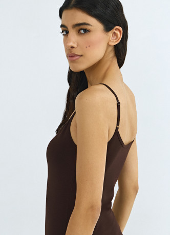 Приталенное платье на тонких бретелях