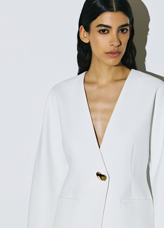 Однобортный жакет с цельнокроенным рукавом